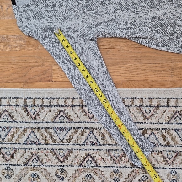 APT. 9 BRAND WOMEN'S PETITE LONG SLEEVES "SNAKE SKIN" PATTERN TEE SIZE XLP - Picture 11 of 13